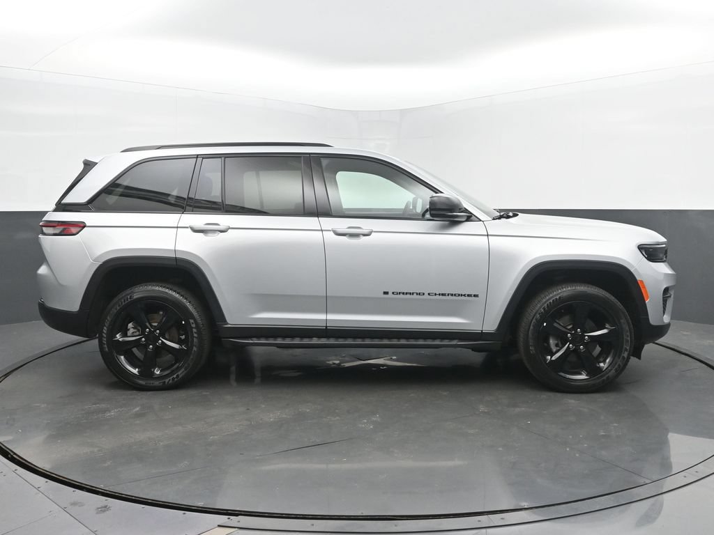 Used 2024 Jeep Grand Cherokee Altitude AWD/4WD image 6