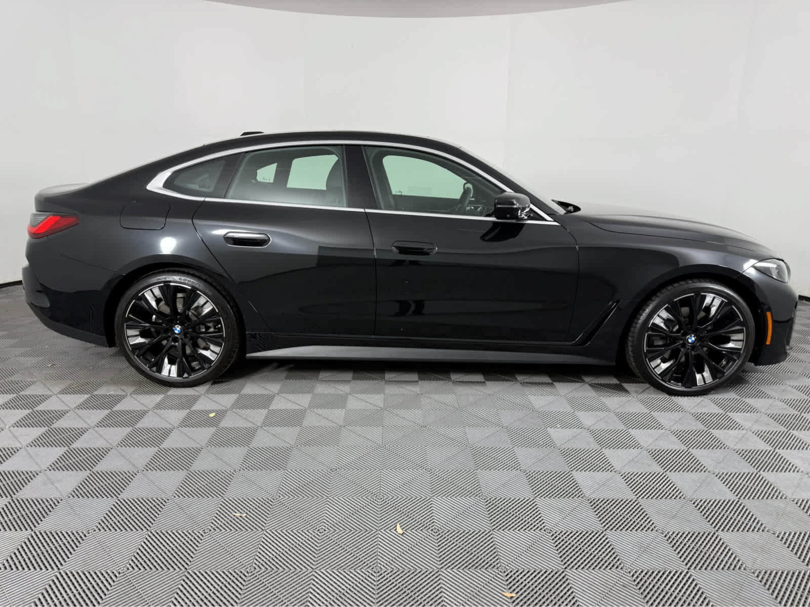 Used 2025 BMW 430i w/ Parking Assistance Package RWD image 2
