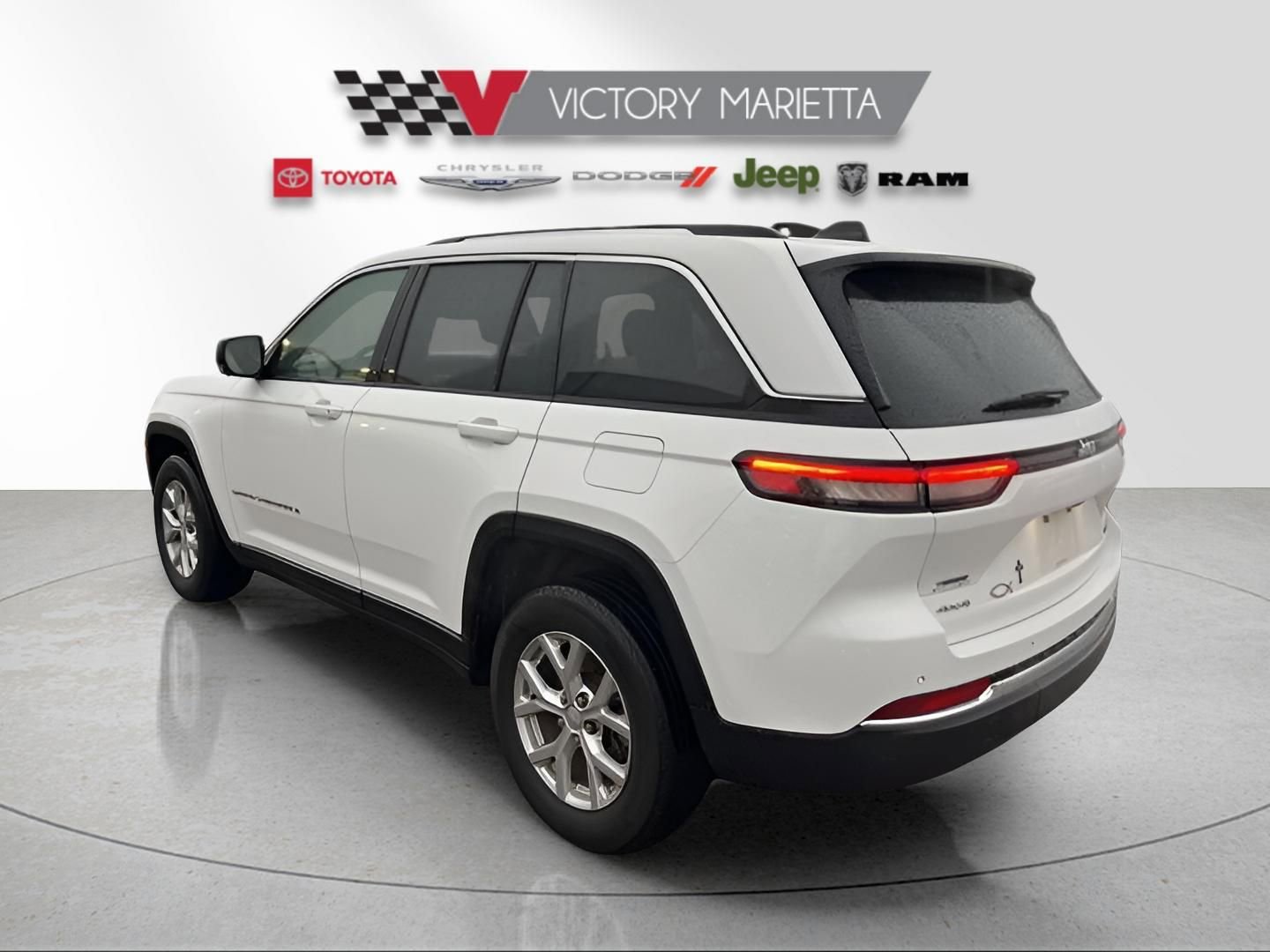 Used 2023 Jeep Grand Cherokee Limited image 3