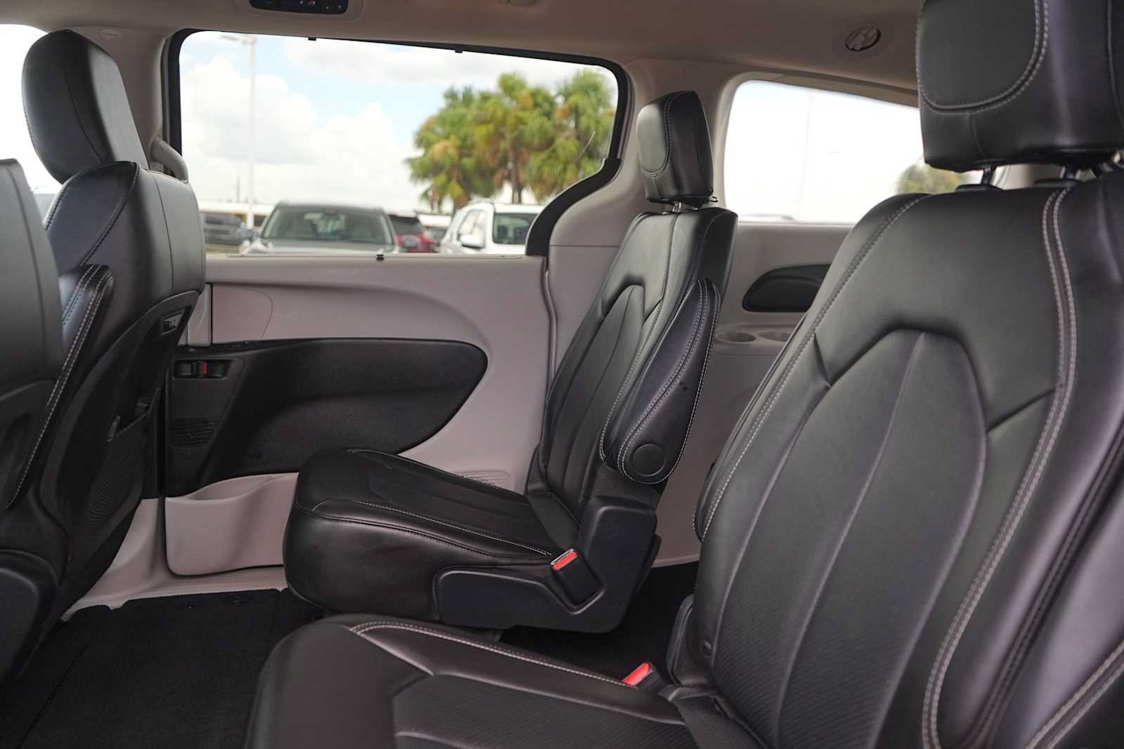 Used 2024 Chrysler Pacifica Touring-L FWD image 14