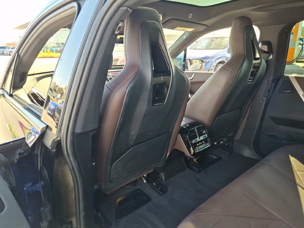 Used 2024 BMW iX xDrive50 w/ Sport Package AWD/4WD image 32