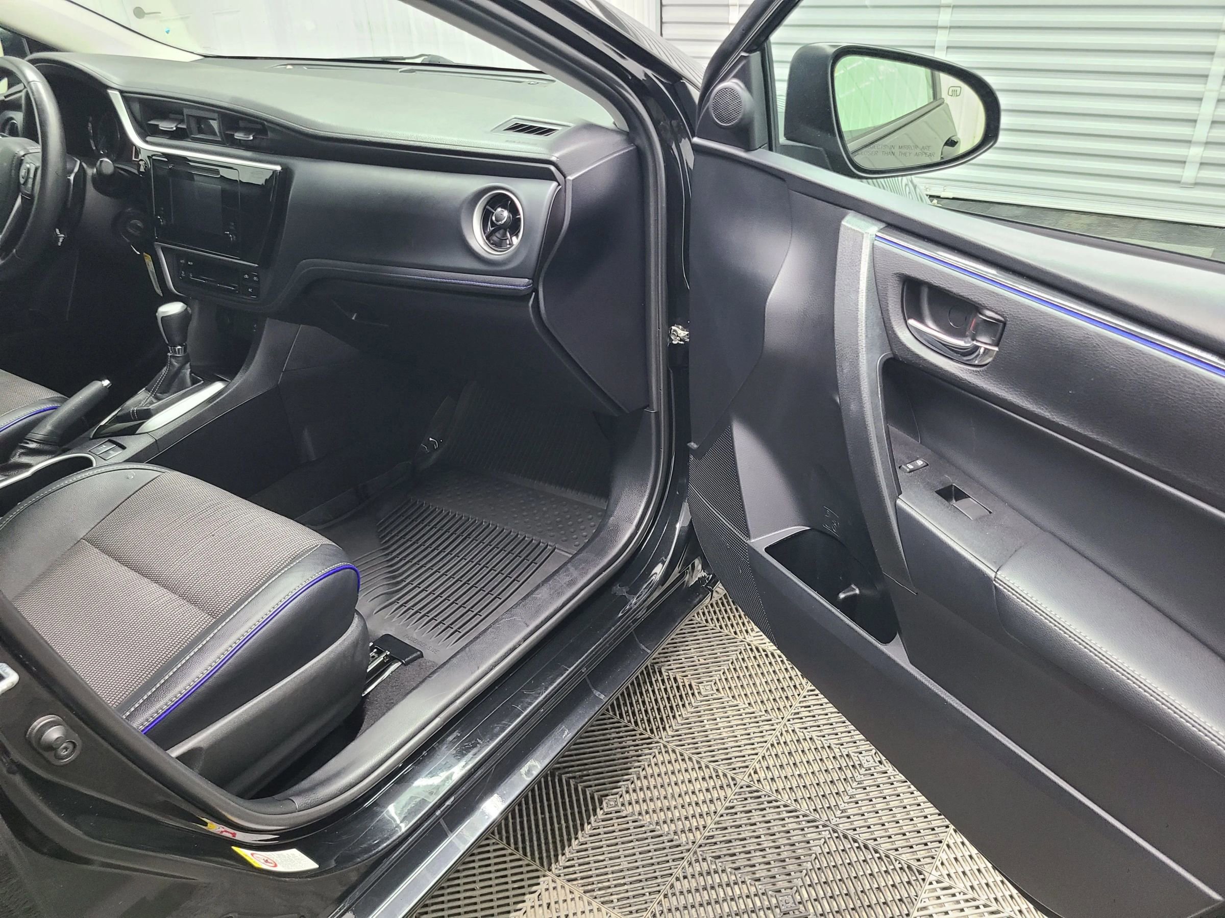 Used 2018 Toyota Corolla SE FWD image 40