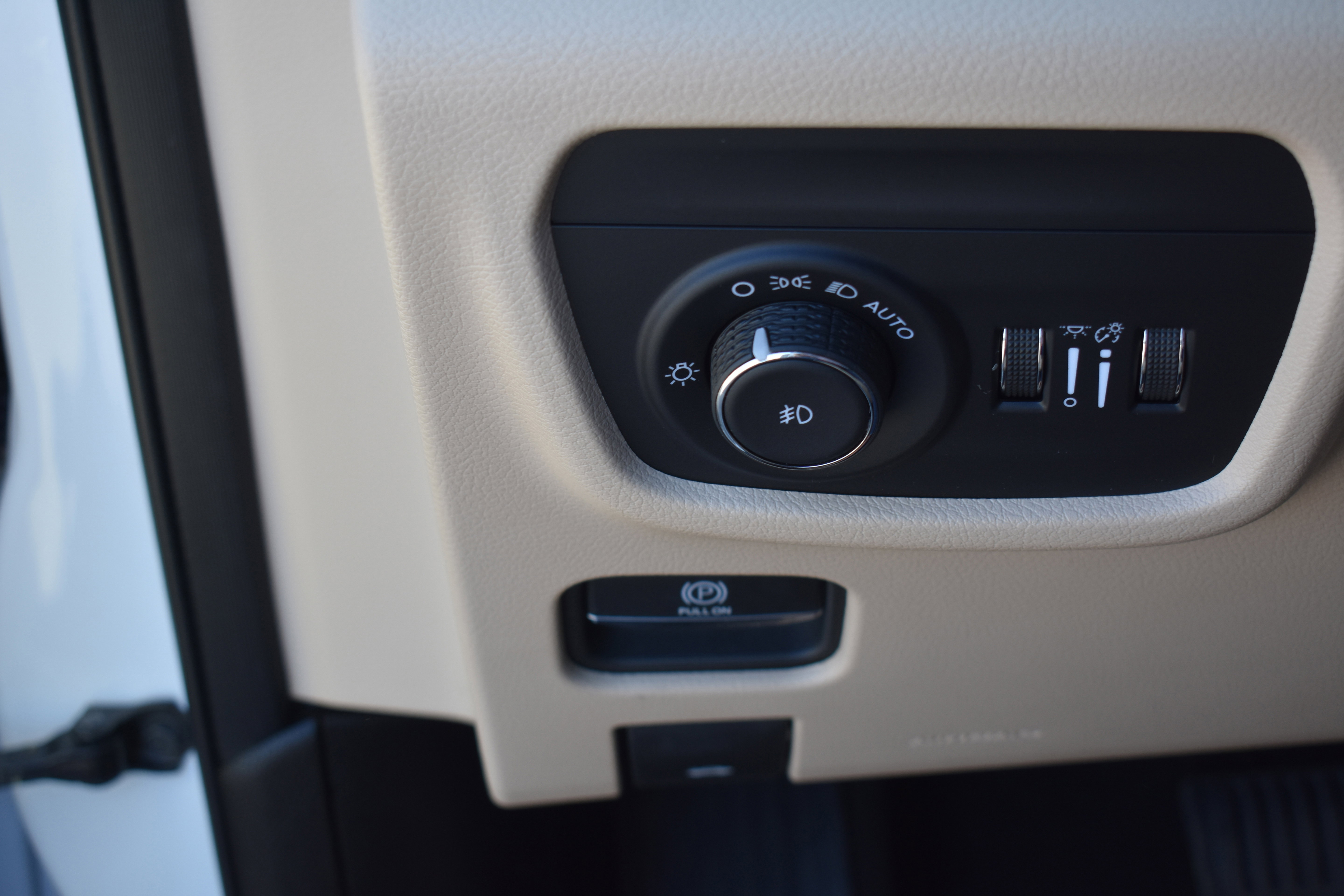 Used 2025 Jeep Grand Cherokee Limited w/ Luxury Tech Group II image 16