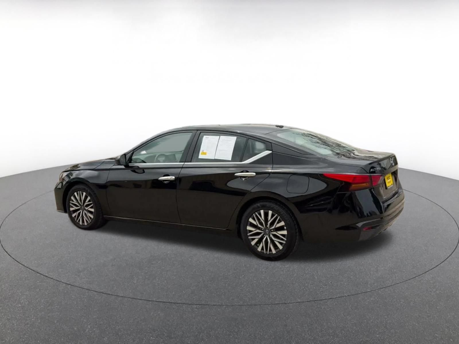 Used 2025 Nissan Altima 2.5 SV FWD image 8