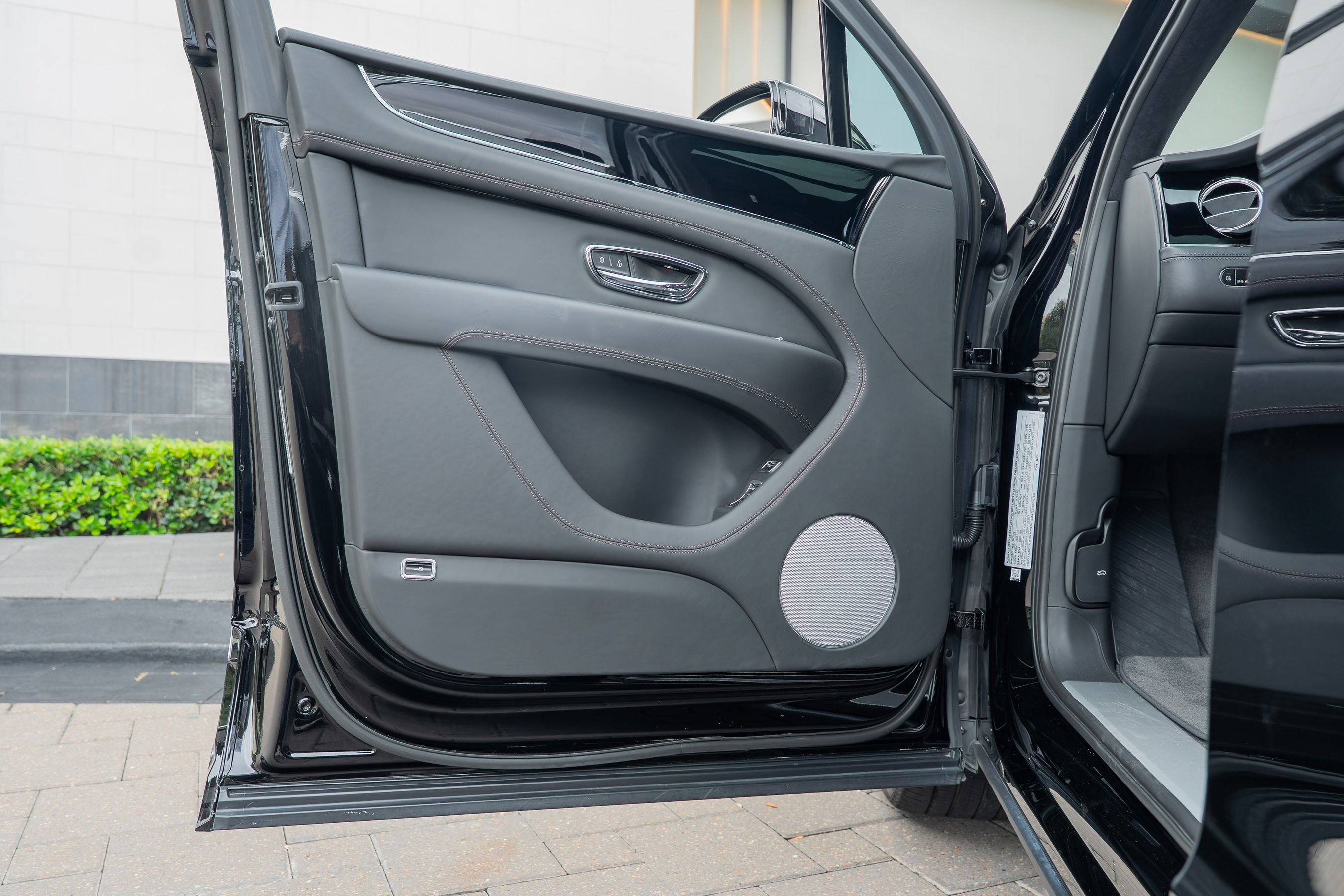 Certified 2024 Bentley Bentayga Plug-In Hybrid AWD/4WD image 7
