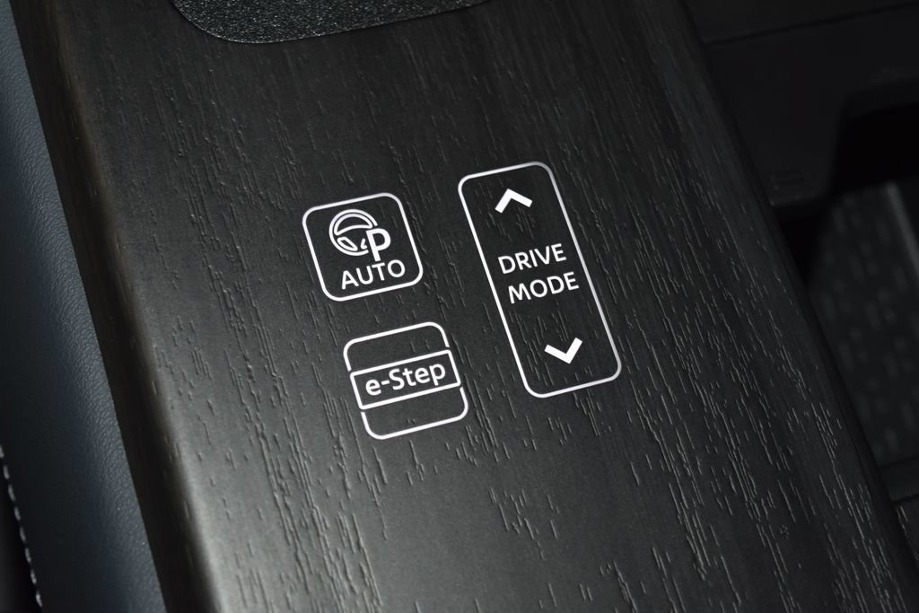 Used 2025 Nissan Ariya Platinum AWD/4WD image 16