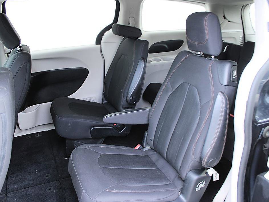 Used 2019 Chrysler Pacifica LX FWD image 12