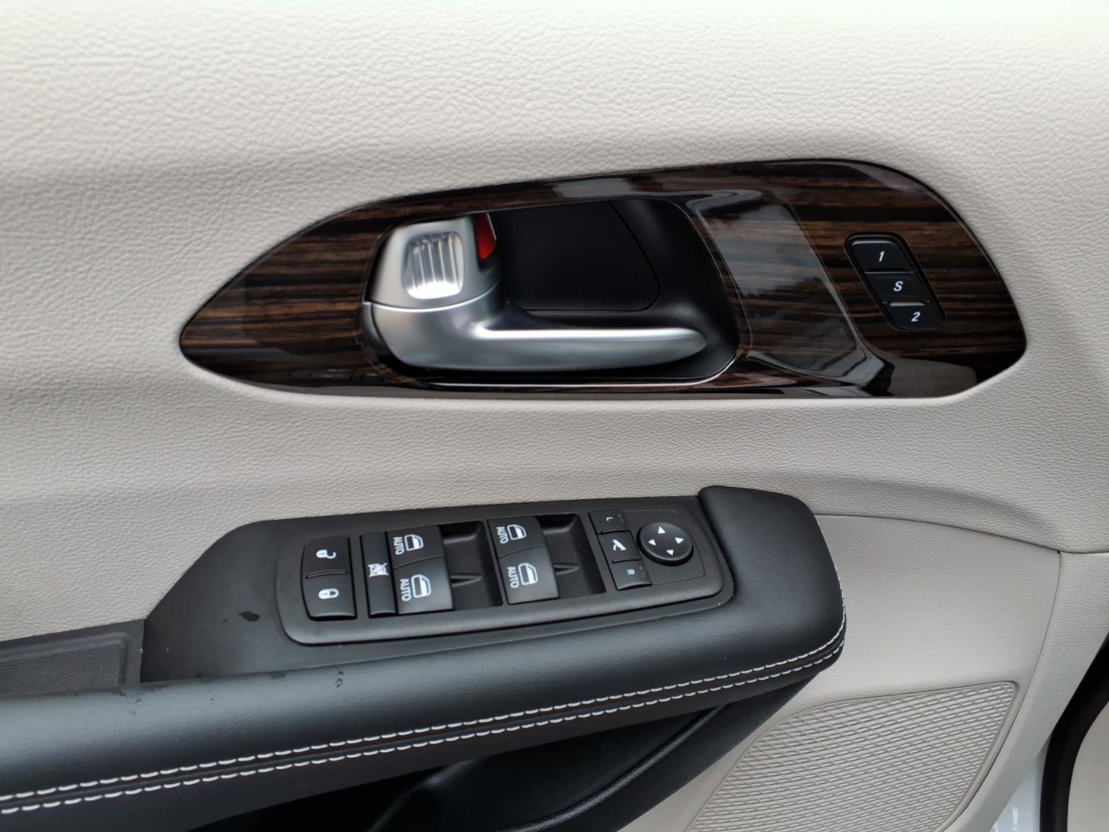 Used 2024 Chrysler Pacifica Limited image 15