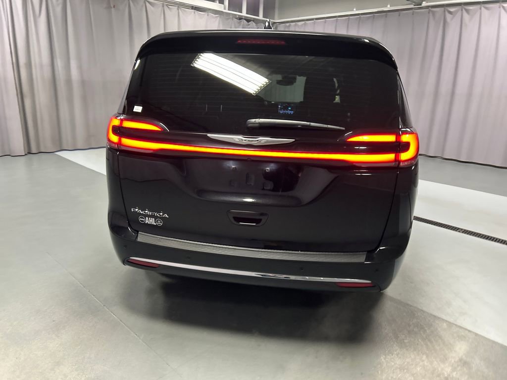 Used 2025 Chrysler Pacifica Select FWD image 6