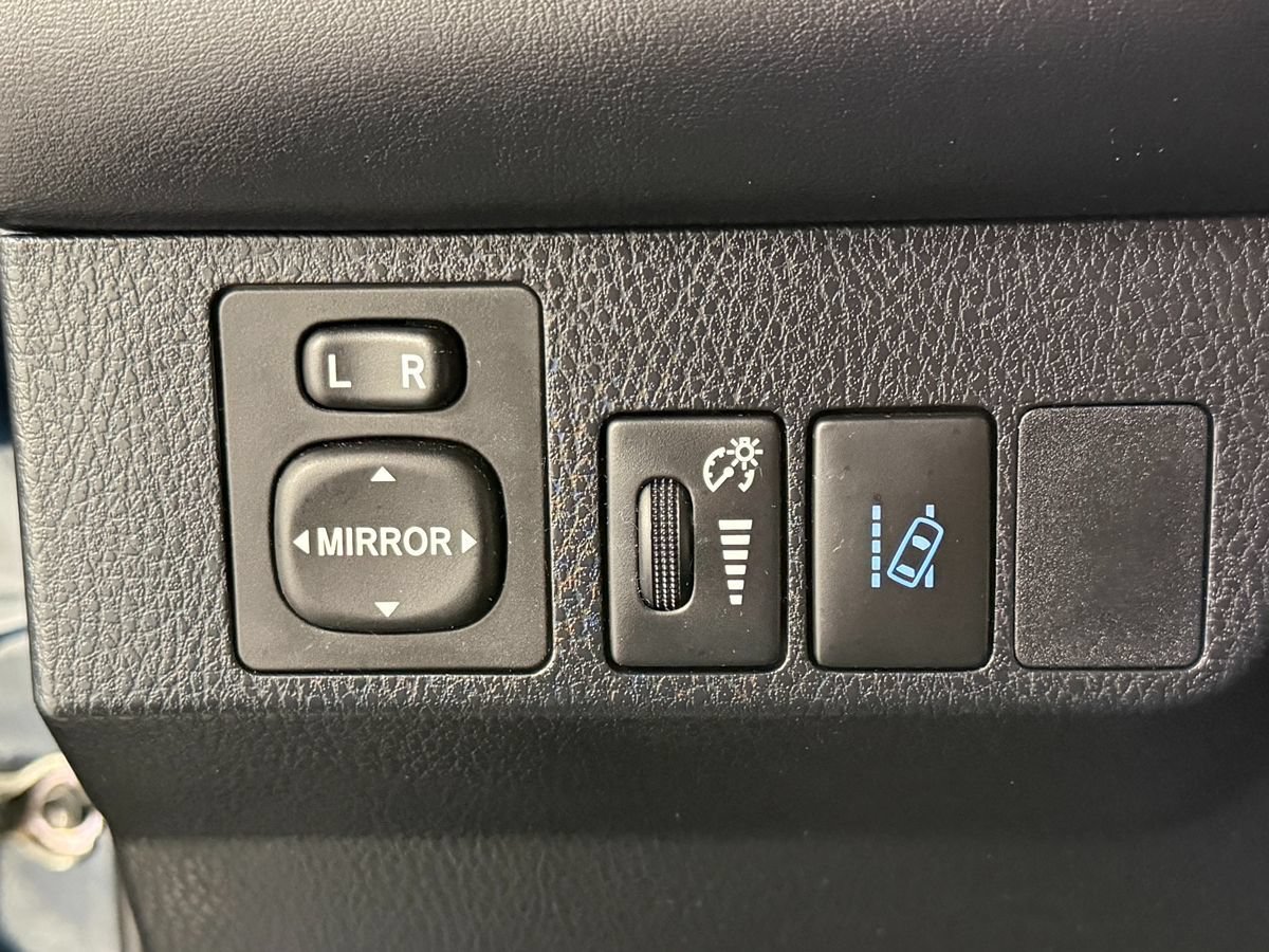 Used 2018 Toyota RAV4 LE AWD/4WD image 20