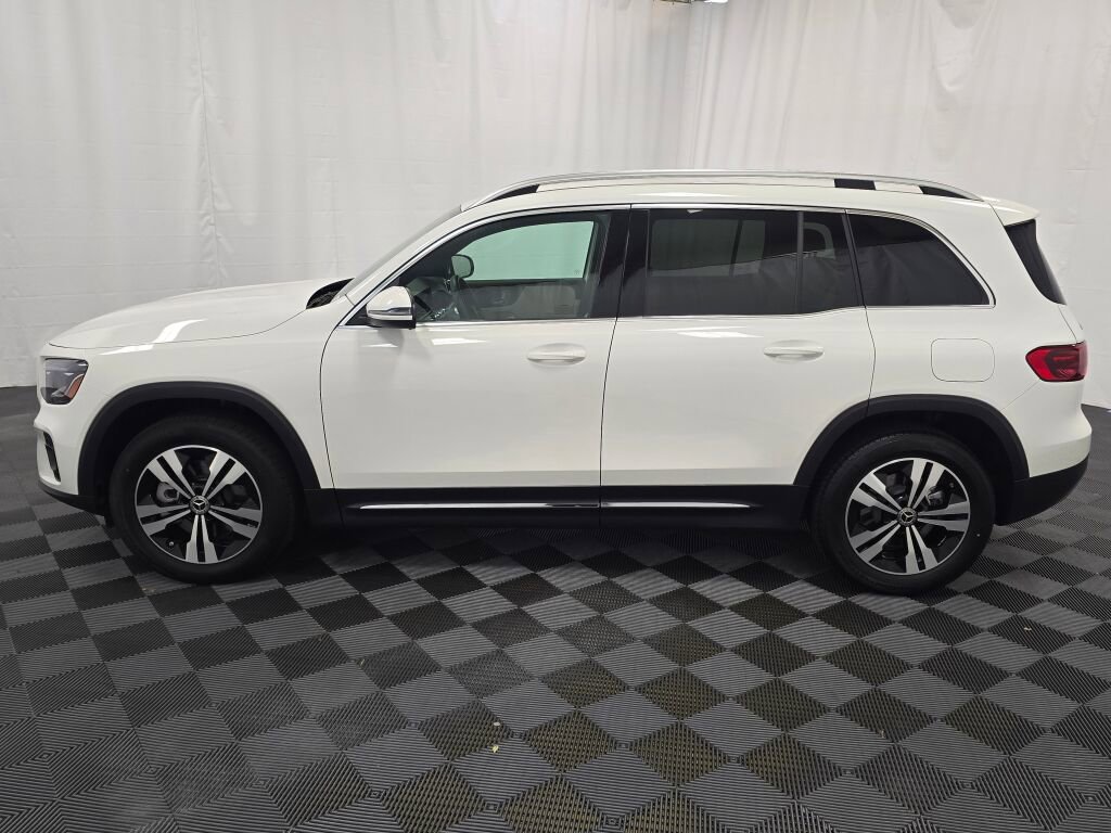 Used 2025 Mercedes-Benz GLB 250 4MATIC image 3