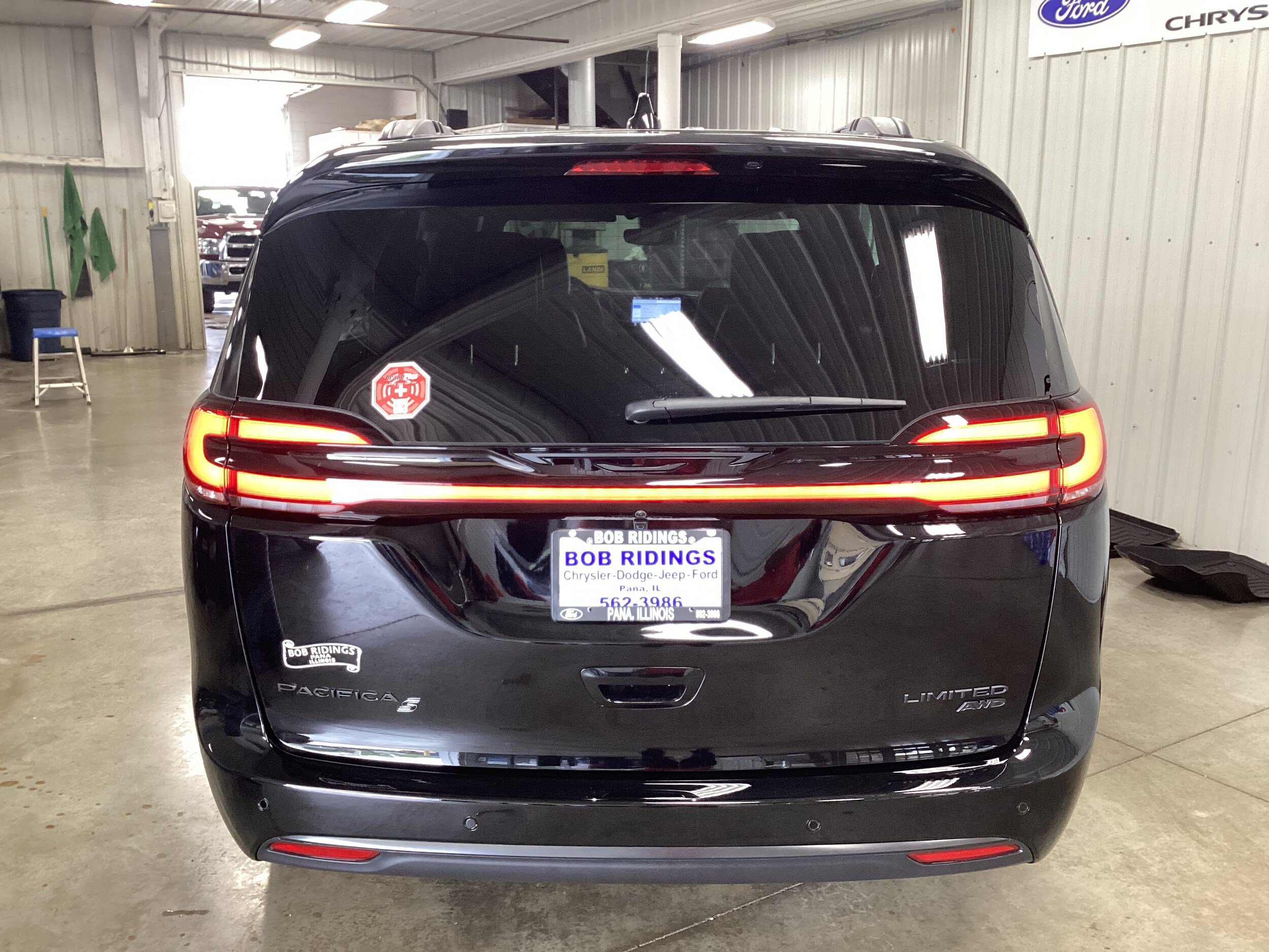 New 2027 Chrysler Pacifica Limited AWD/4WD image 4