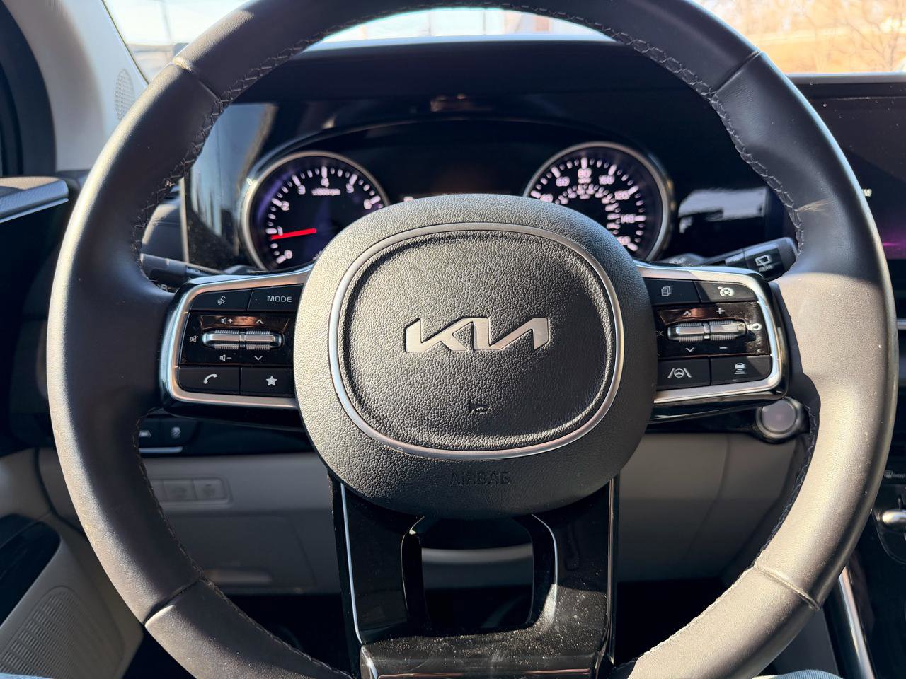 Used 2024 Kia Carnival EX image 32