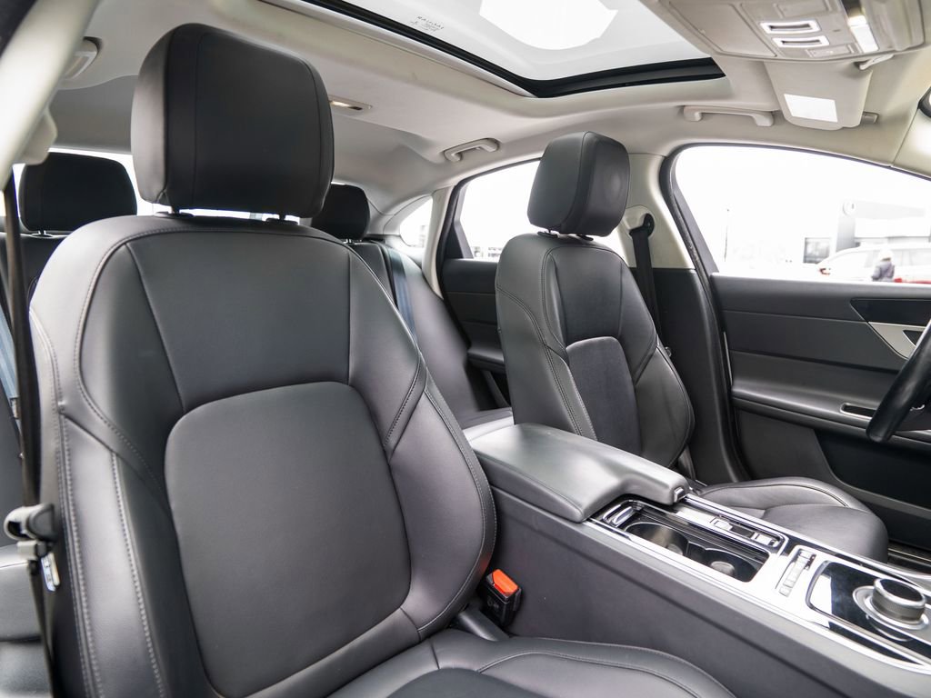 Used 2017 Jaguar XF Premium image 16