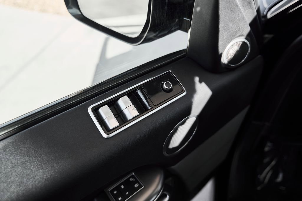 Used 2020 Land Rover Range Rover Sport SE image 17