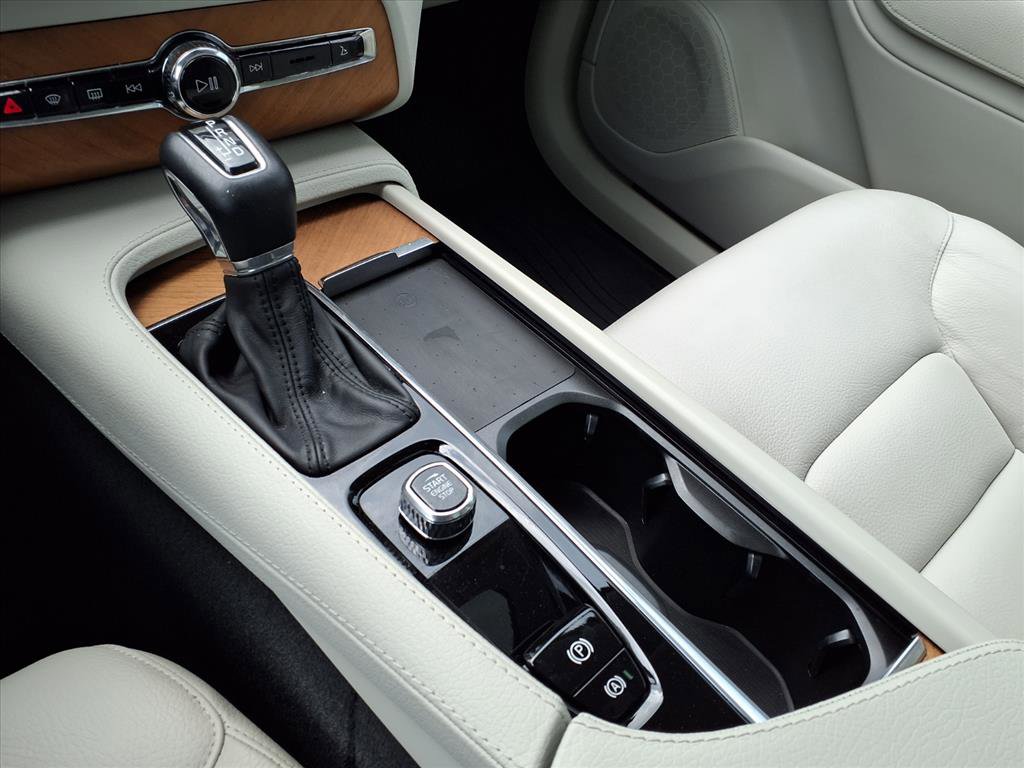Used 2022 Volvo XC90 T6 Momentum w/ Advanced Package image 25