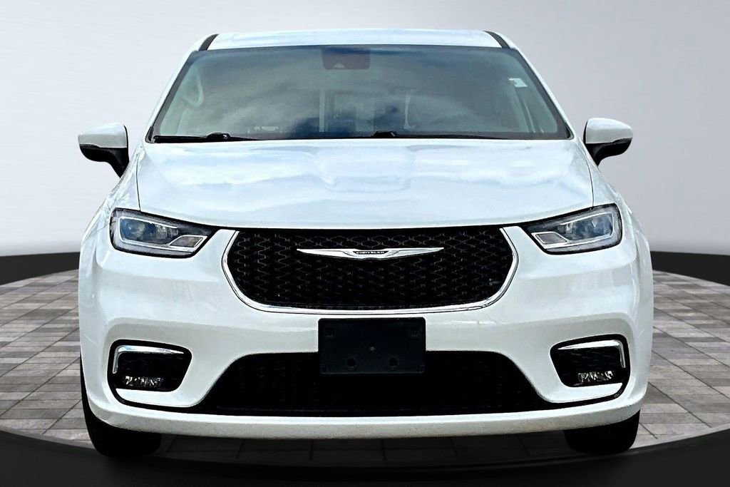 Used 2023 Chrysler Pacifica Touring-L image 2