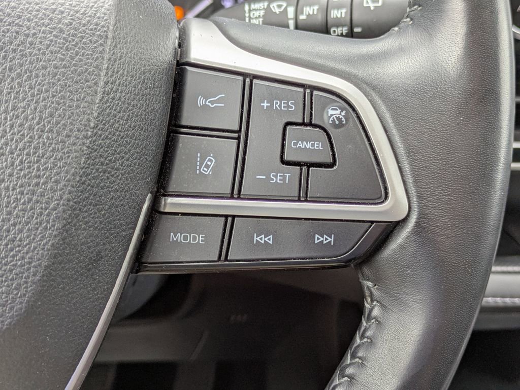 Used 2022 Toyota Highlander XLE image 19