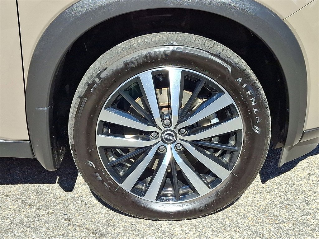 Used 2025 Nissan Pathfinder Platinum w/ Black Appearance Package image 27