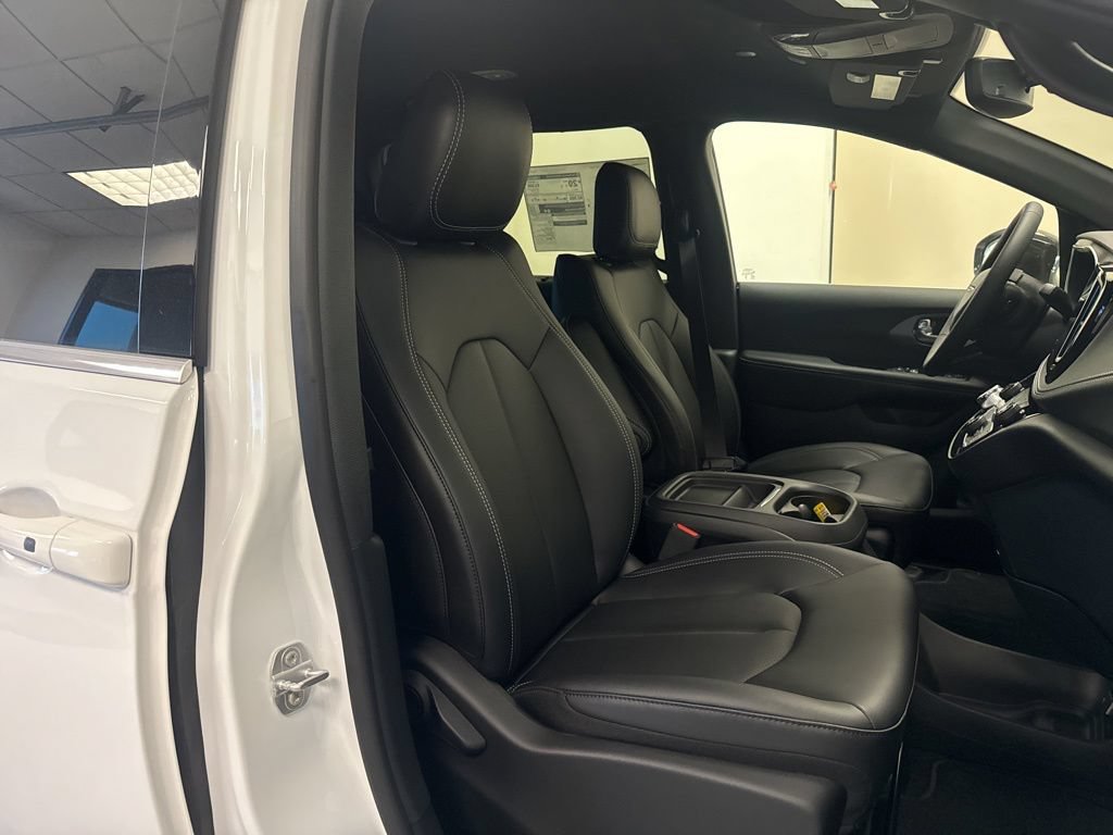 New 2027 Chrysler Pacifica Select AWD/4WD image 38