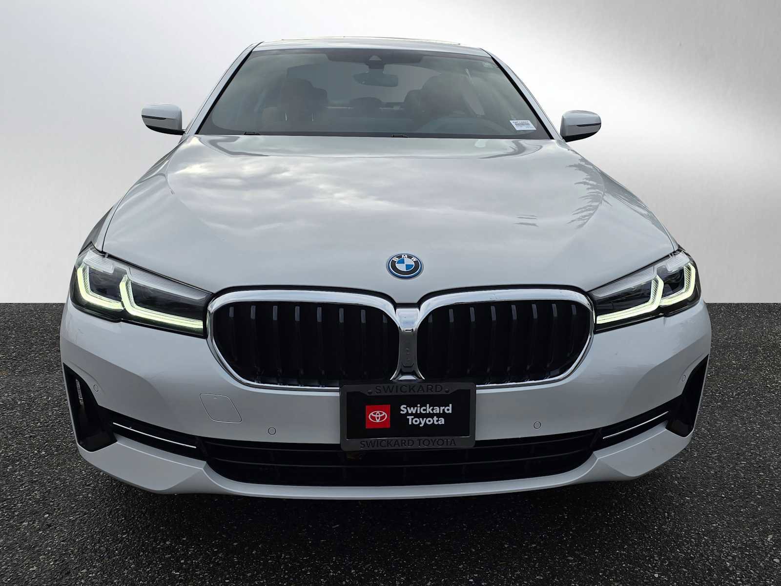 Used 2023 BMW 530e xDrive w/ Premium Package image 8