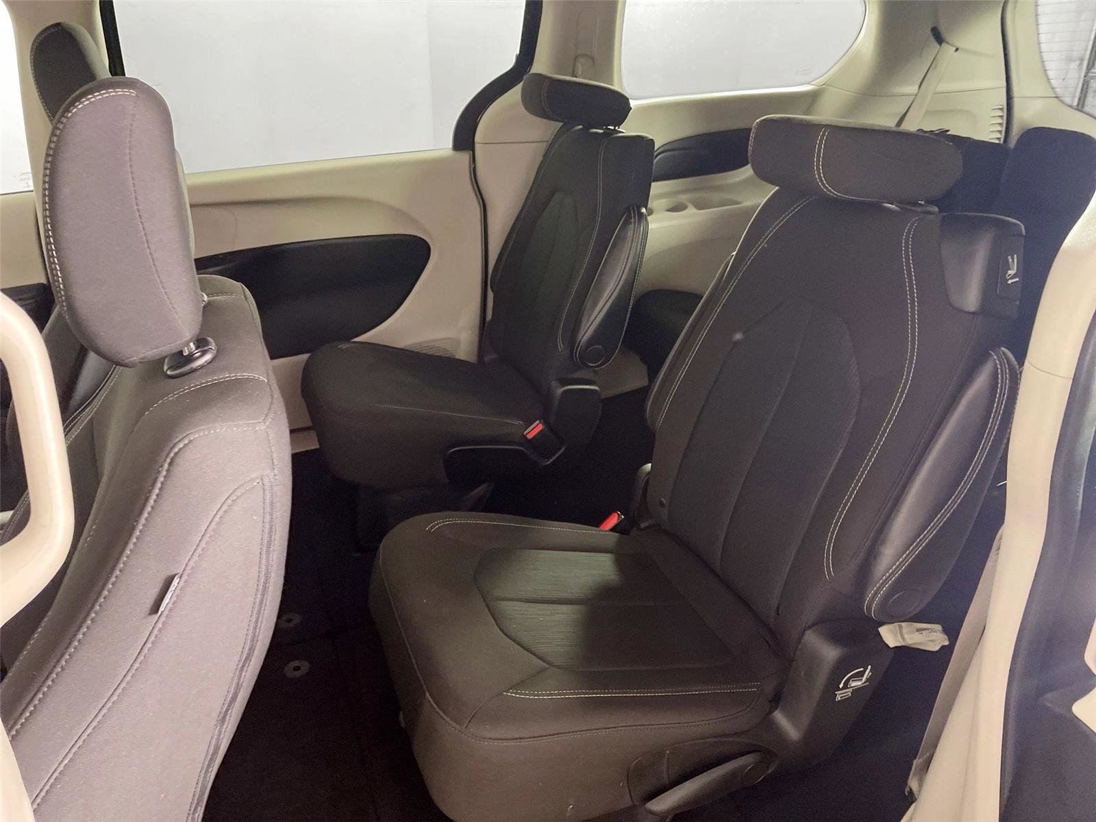 Used 2022 Chrysler Voyager LX image 10