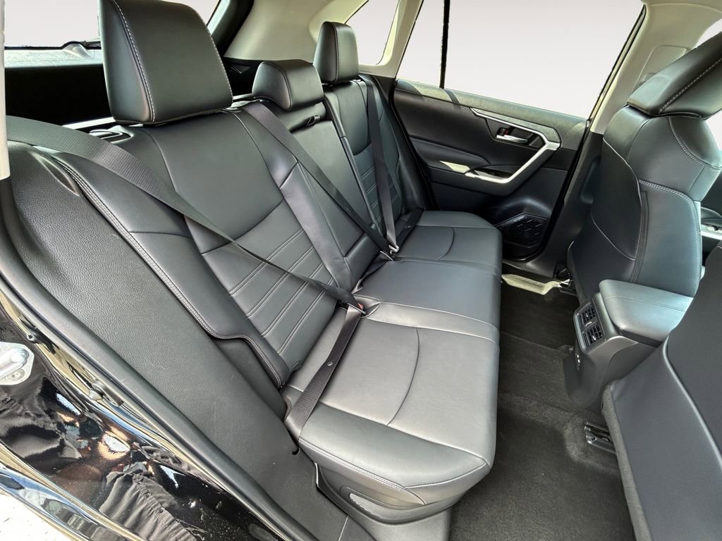 Used 2022 Toyota RAV4 XLE Premium image 11
