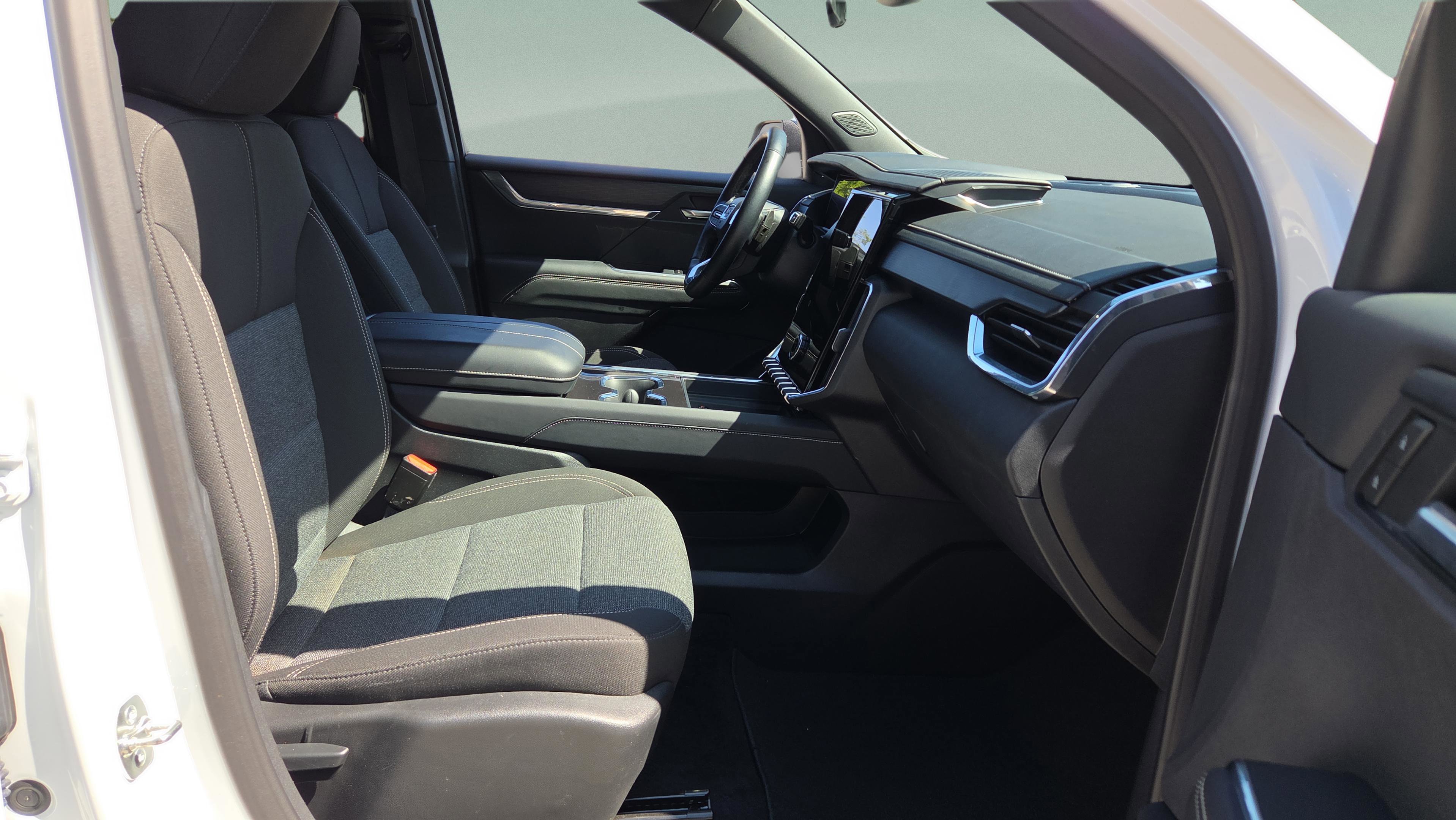 Used 2025 GMC Acadia Elevation image 17