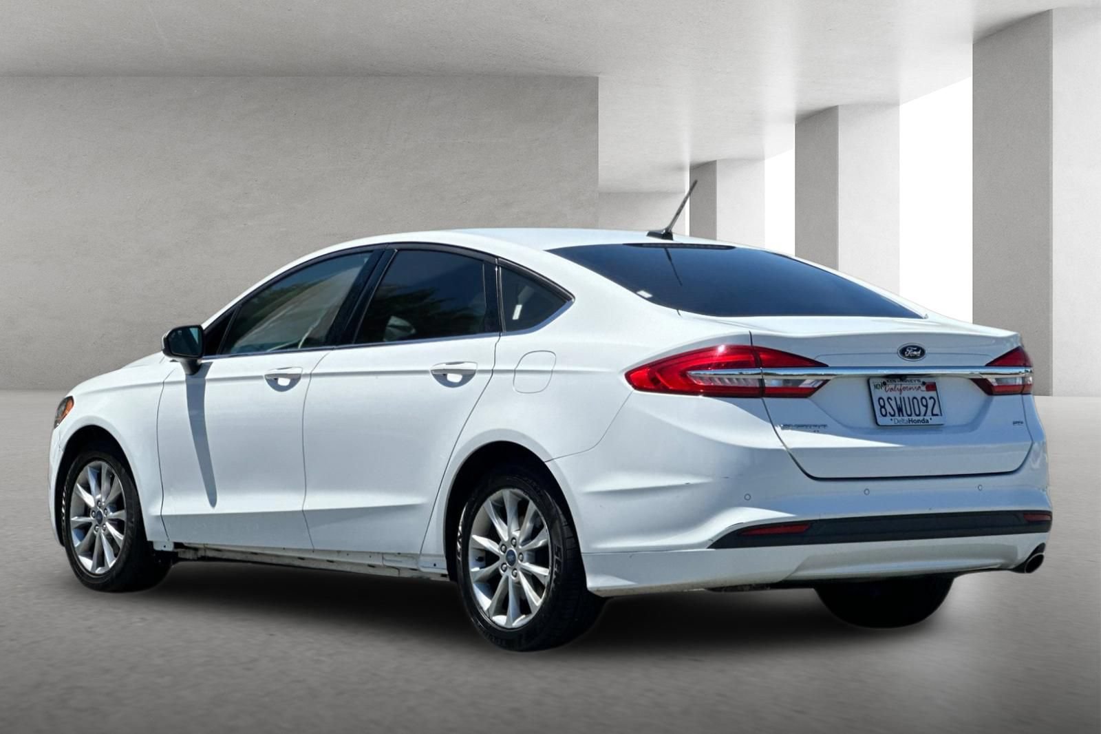 Used 2017 Ford Fusion SE w/ Fusion SE Technology Package FWD image 6
