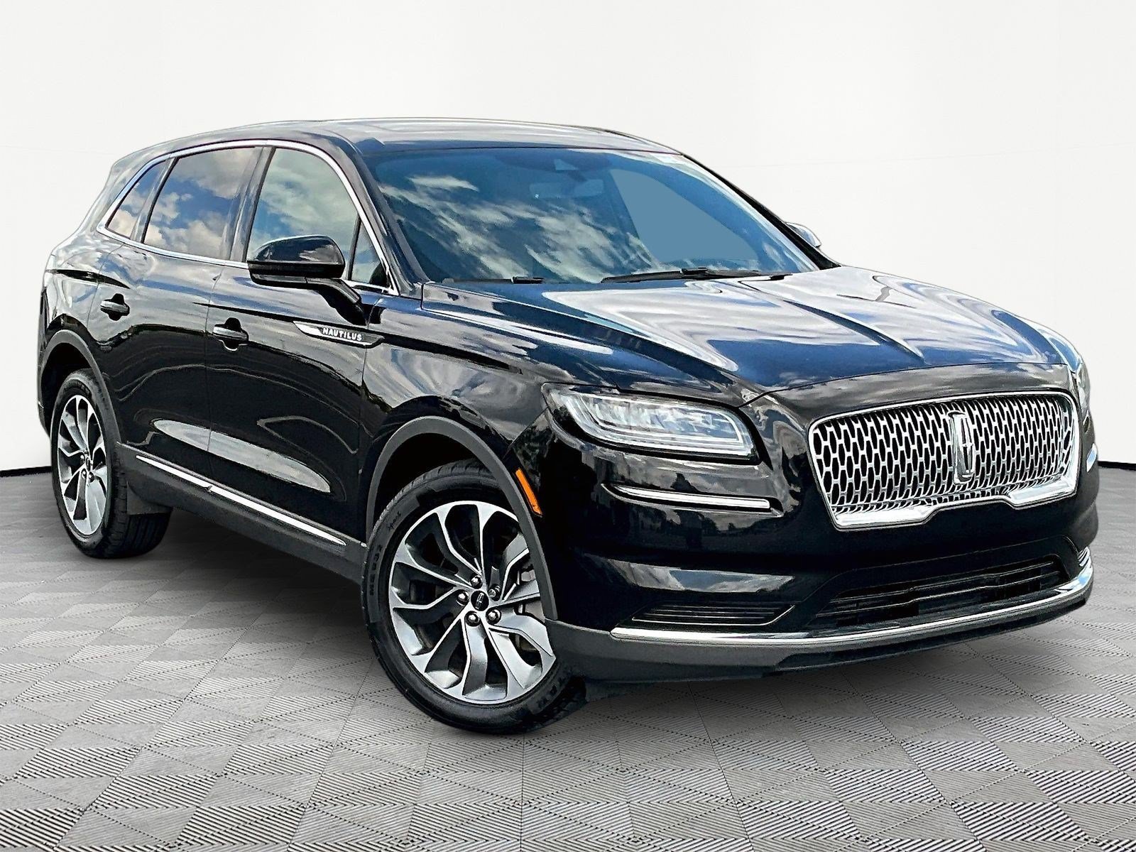 Used 2023 Lincoln Nautilus Reserve AWD/4WD image 3