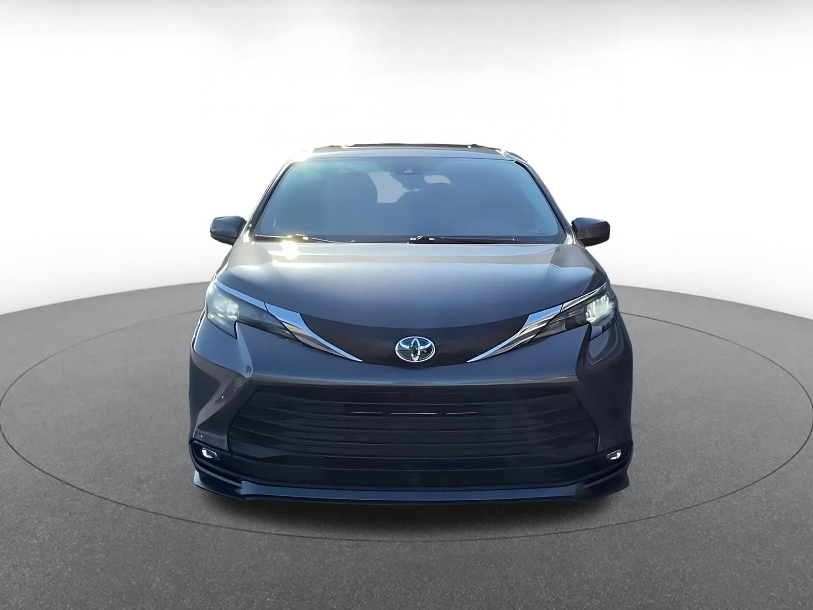Used 2025 Toyota Sienna XLE FWD image 6