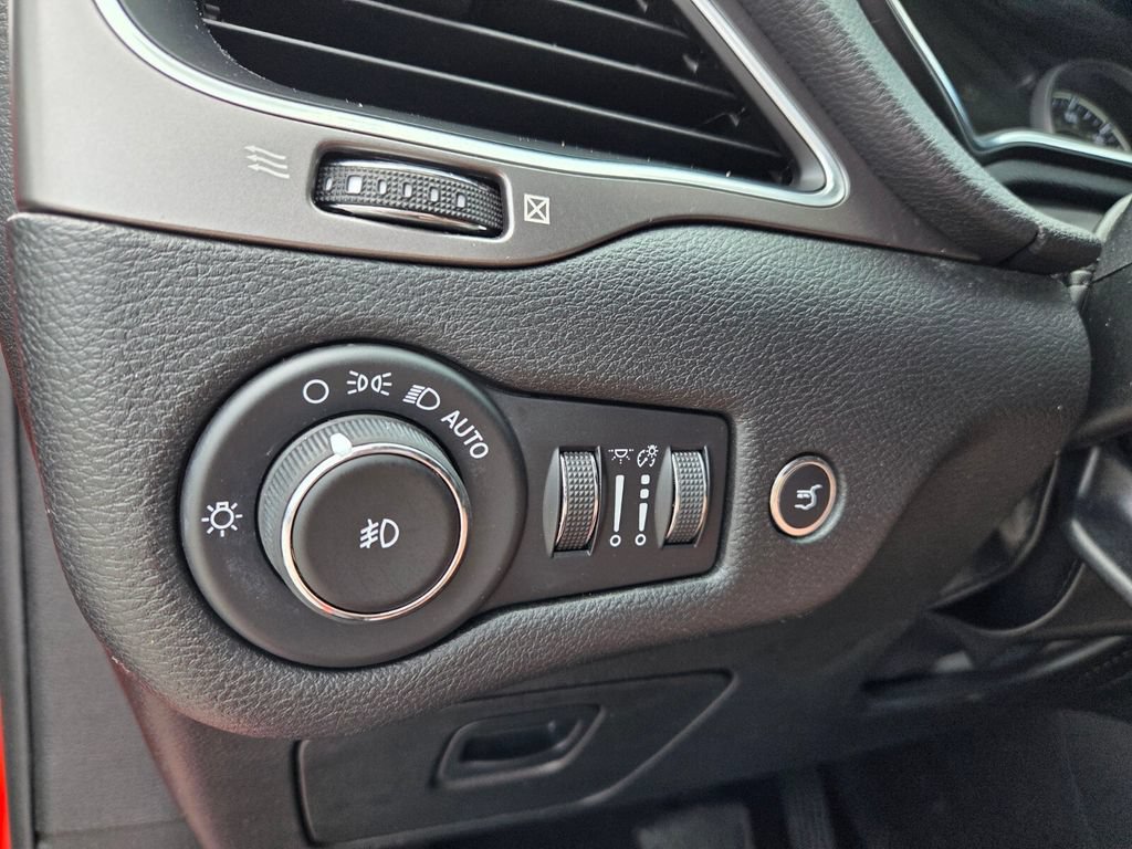 Used 2021 Jeep Cherokee Latitude Lux w/ Comfort/Convenience Group AWD/4WD image 24