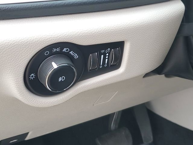 Used 2023 Chrysler Pacifica Touring-L FWD image 8