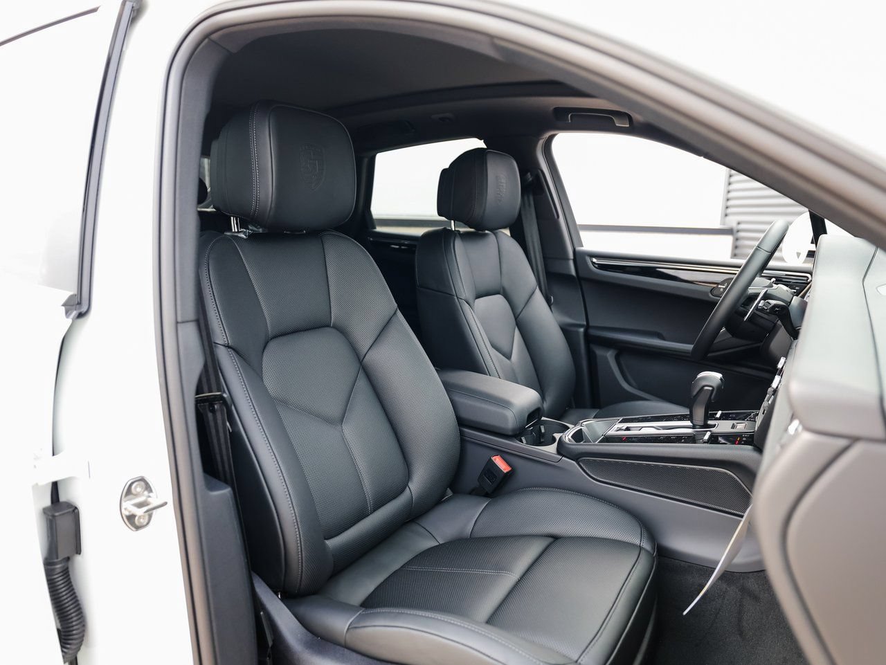 Certified 2026 Porsche Macan AWD/4WD image 28