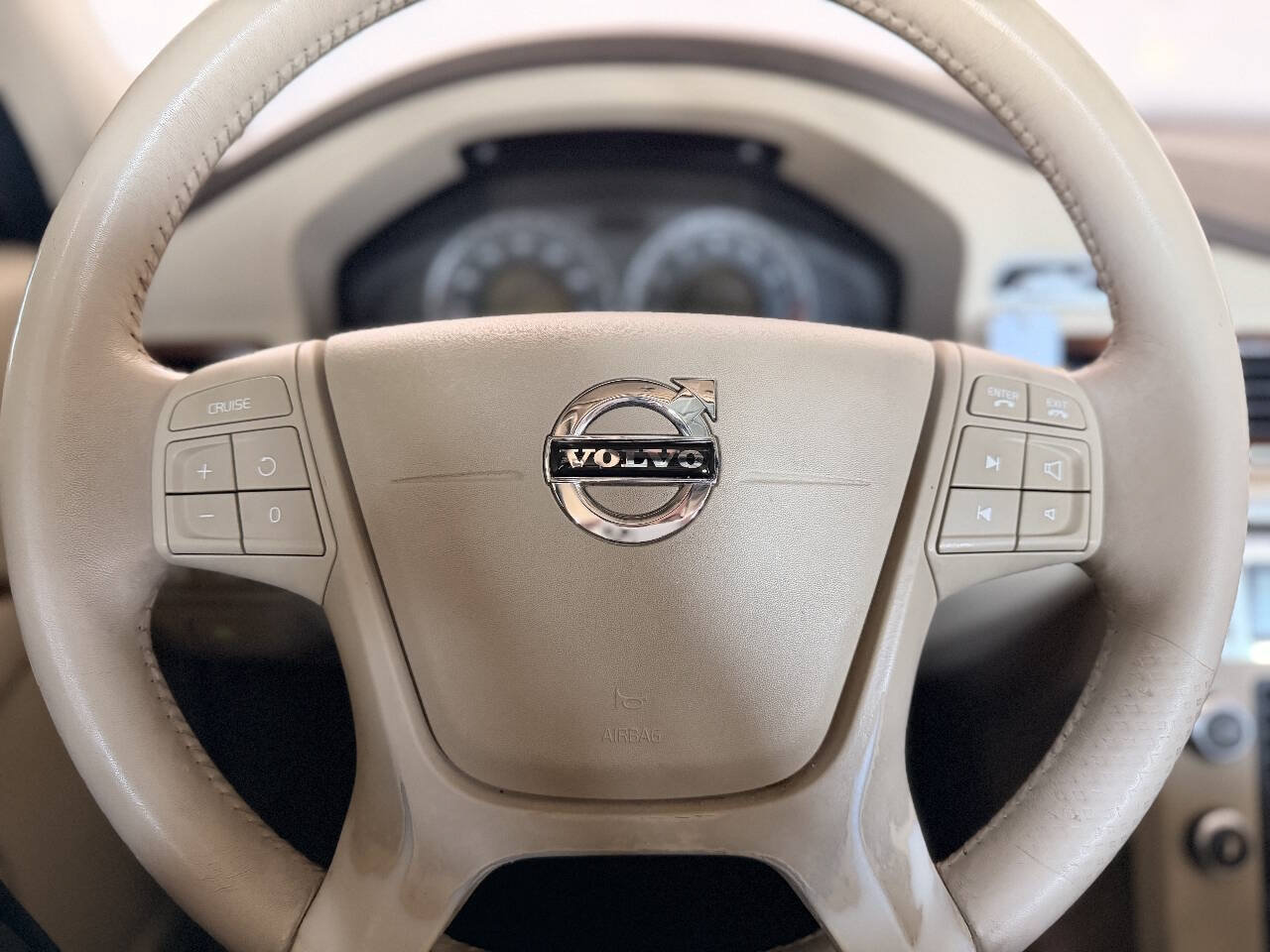 Used 2010 Volvo V70 FWD image 26