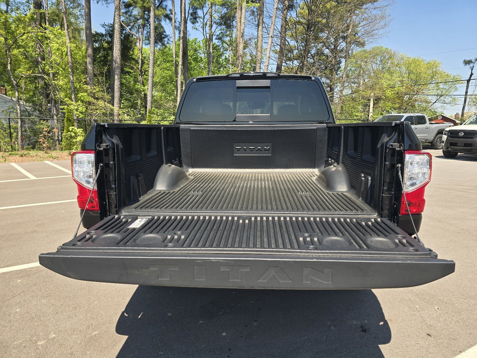 Used 2024 Nissan Titan SV image 10