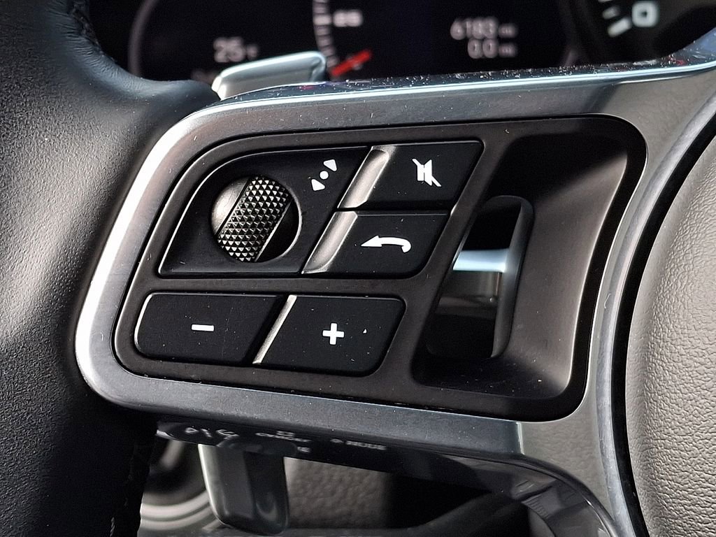 Used 2023 Porsche Cayenne w/ Premium Package image 18