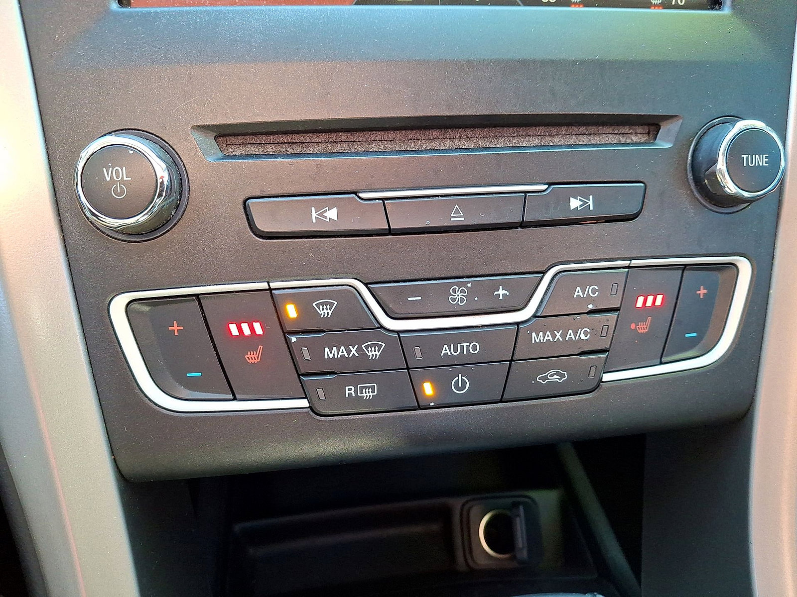 Used 2016 Ford Fusion SE w/ Equipment Group 202A FWD image 19