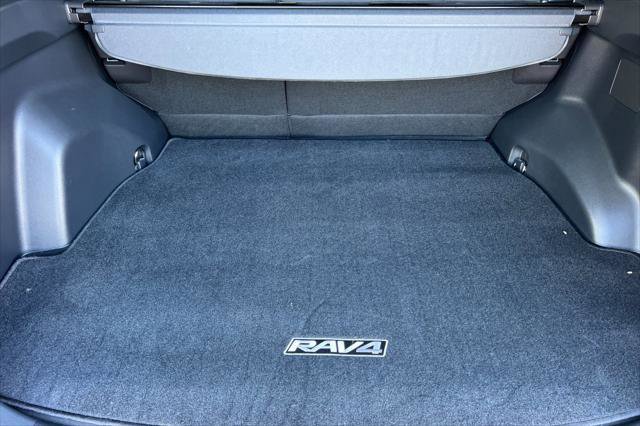 Certified 2022 Toyota RAV4 SE w/ Carpet Mat Package (TMS) AWD/4WD image 16