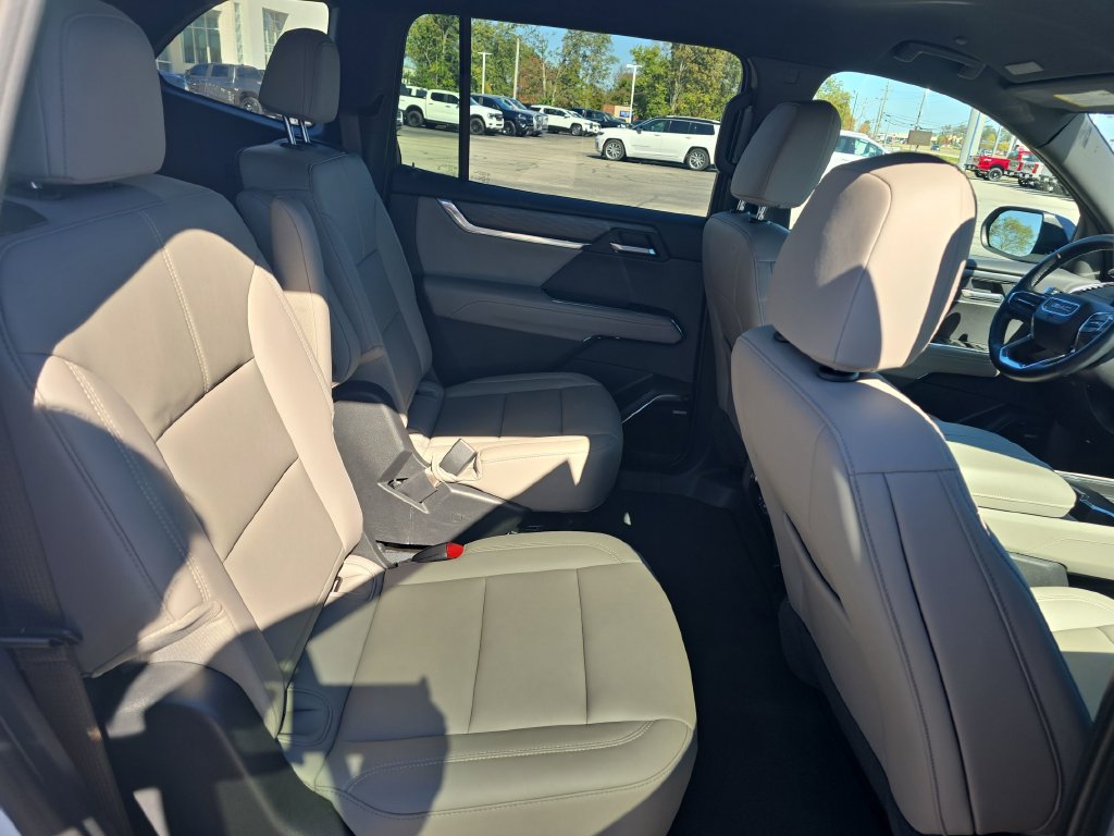 Used 2026 GMC Acadia Elevation w/ Elevation Premium Package FWD image 18