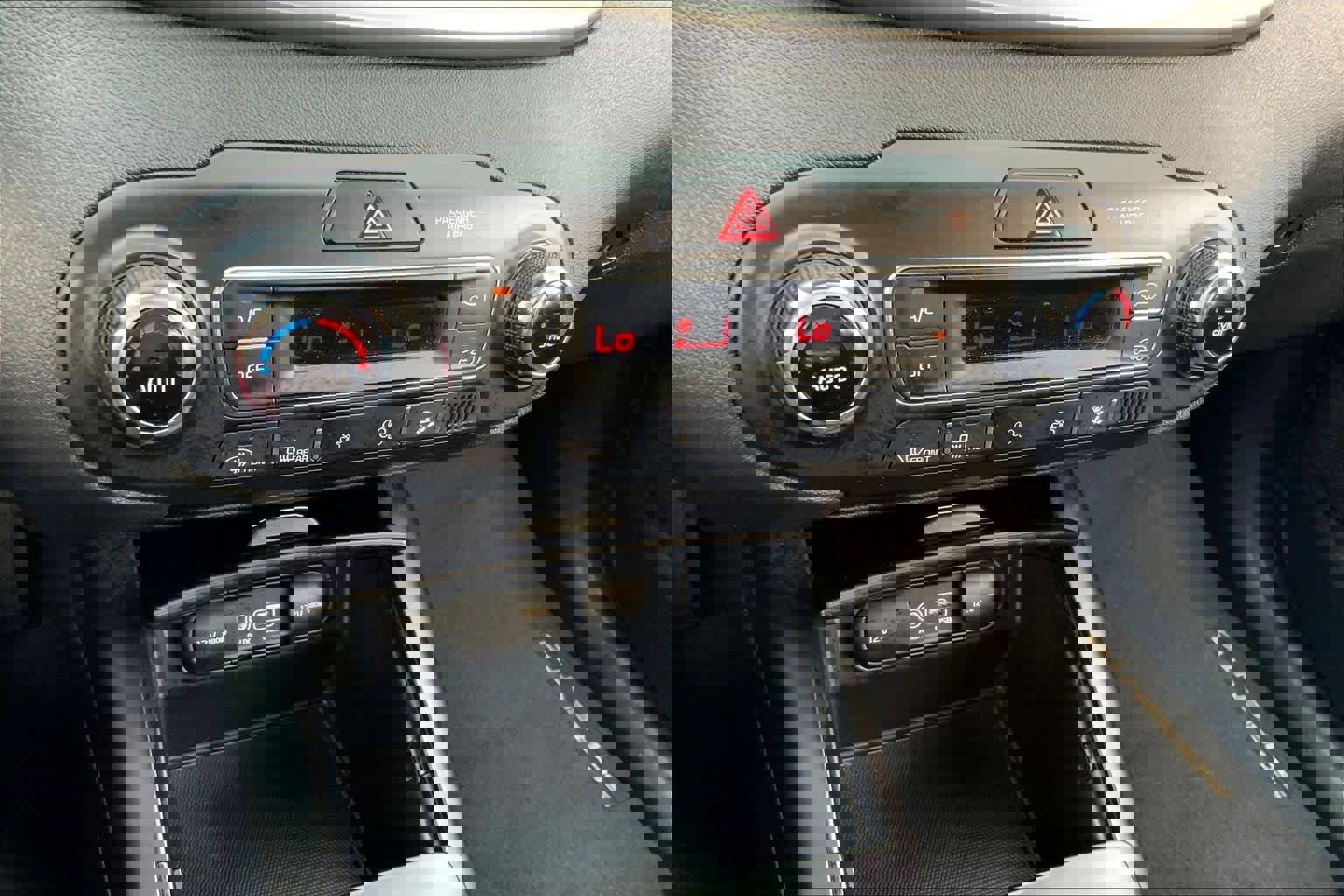 Used 2019 Kia Sorento LX image 29