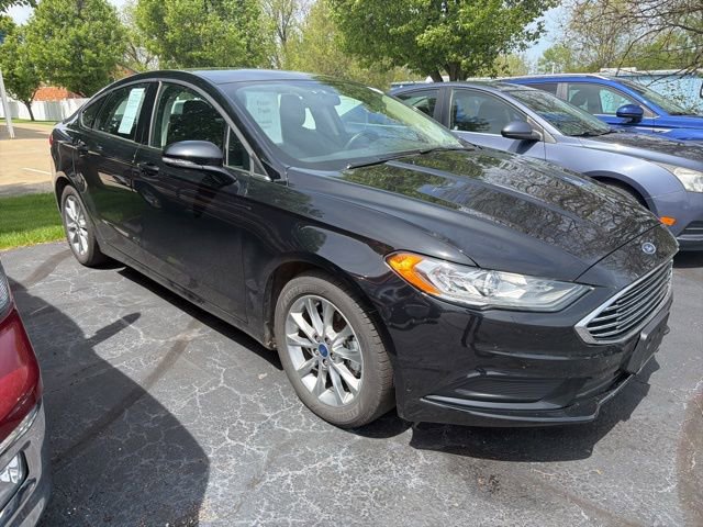 Used 2017 Ford Fusion SE w/ Fusion SE Technology Package FWD image 3