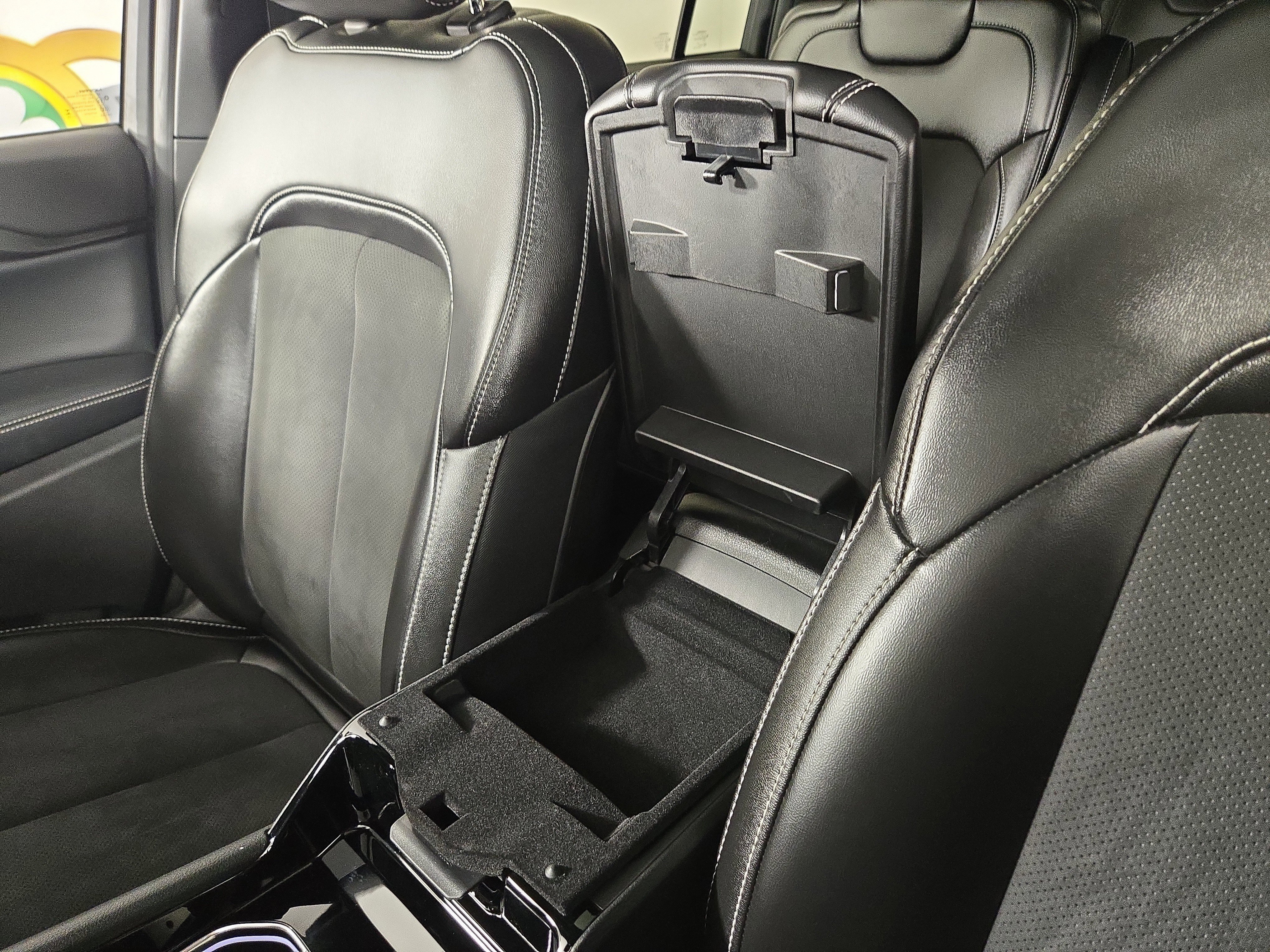 Used 2023 Jeep Grand Cherokee L Laredo image 29