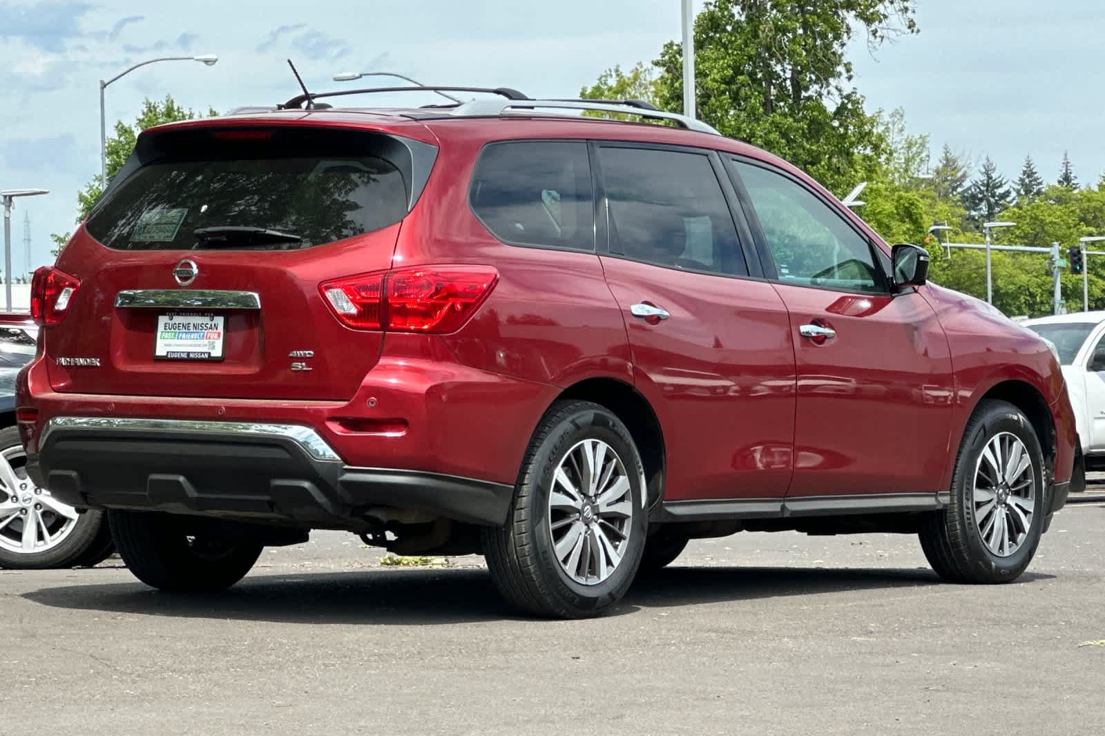 Used 2017 Nissan Pathfinder SL AWD/4WD image 2