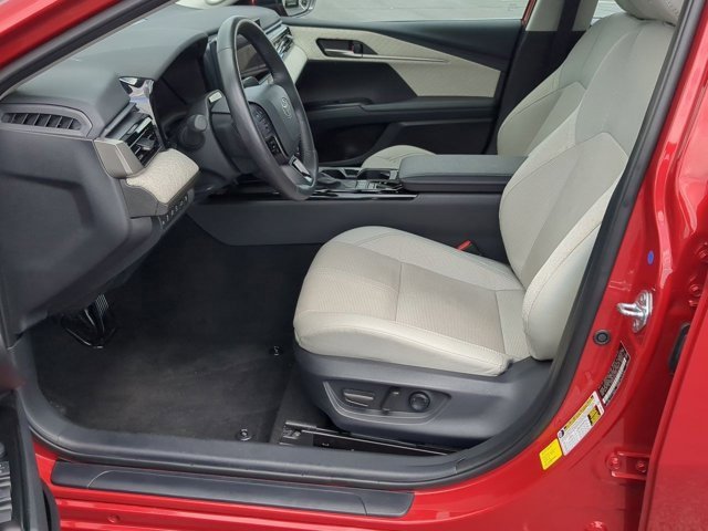 Used 2025 Toyota Camry XLE image 12