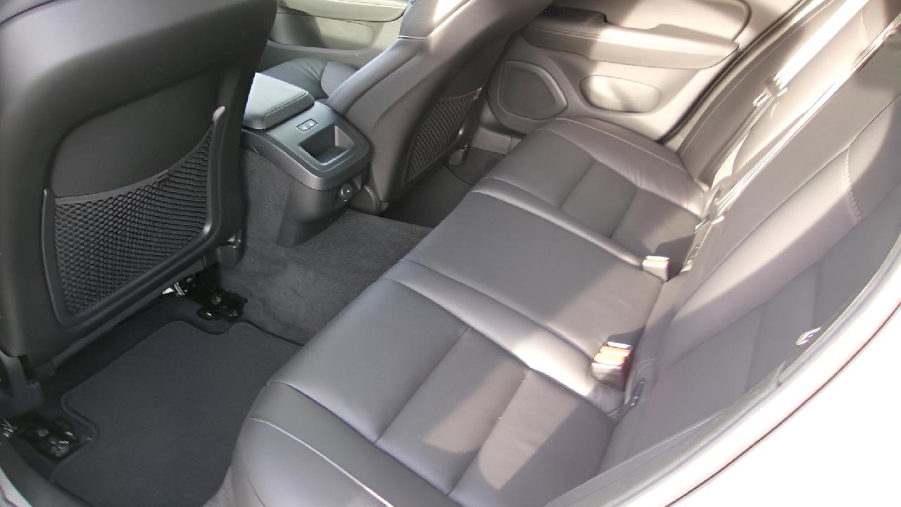 Used 2025 Volvo V60 B5 Cross Country Plus image 9