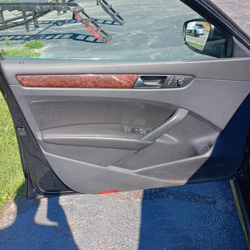 Used 2013 Volkswagen Passat 2.5 SEL Premium FWD image 11