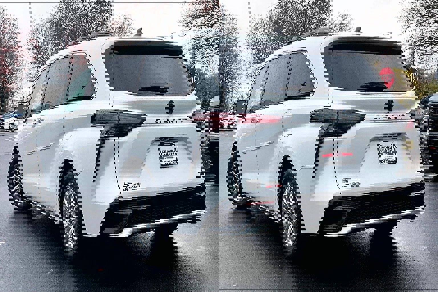 Used 2023 Toyota Sienna XSE image 11