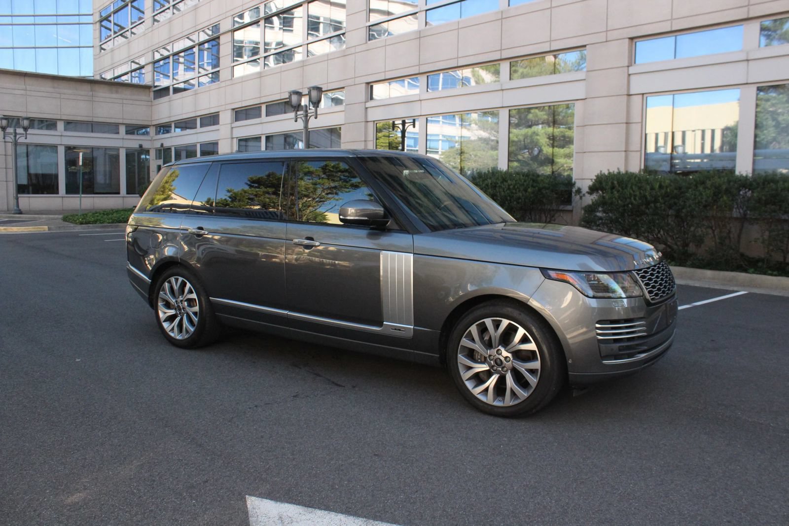 Used 2018 Land Rover Range Rover Long Wheelbase Autobiography AWD/4WD image 2