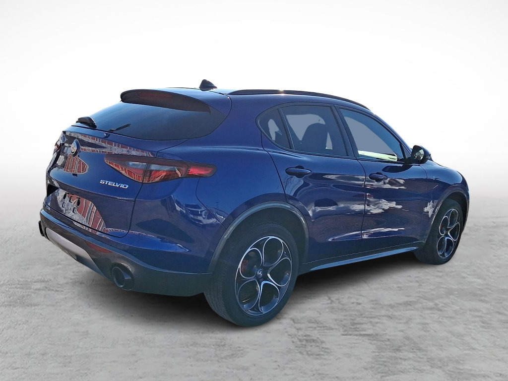 Used 2023 Alfa Romeo Stelvio Ti image 5